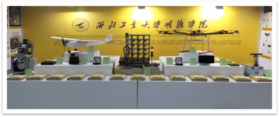 西安市委常委、副市長高杲在青博會聽取明德學院師生講解設計作品