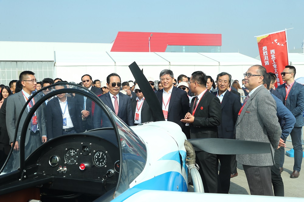 明德學(xué)院校友陳墨向母校捐贈(zèng)飛機(jī)獻(xiàn)禮20周年院慶