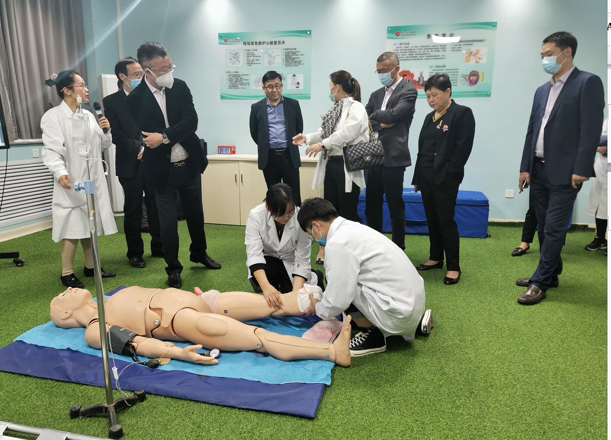 懷若渴知欲去求索，載累累碩果歸己用 ——集團董事局主席袁漢源帶隊考察優(yōu)秀兄弟院校