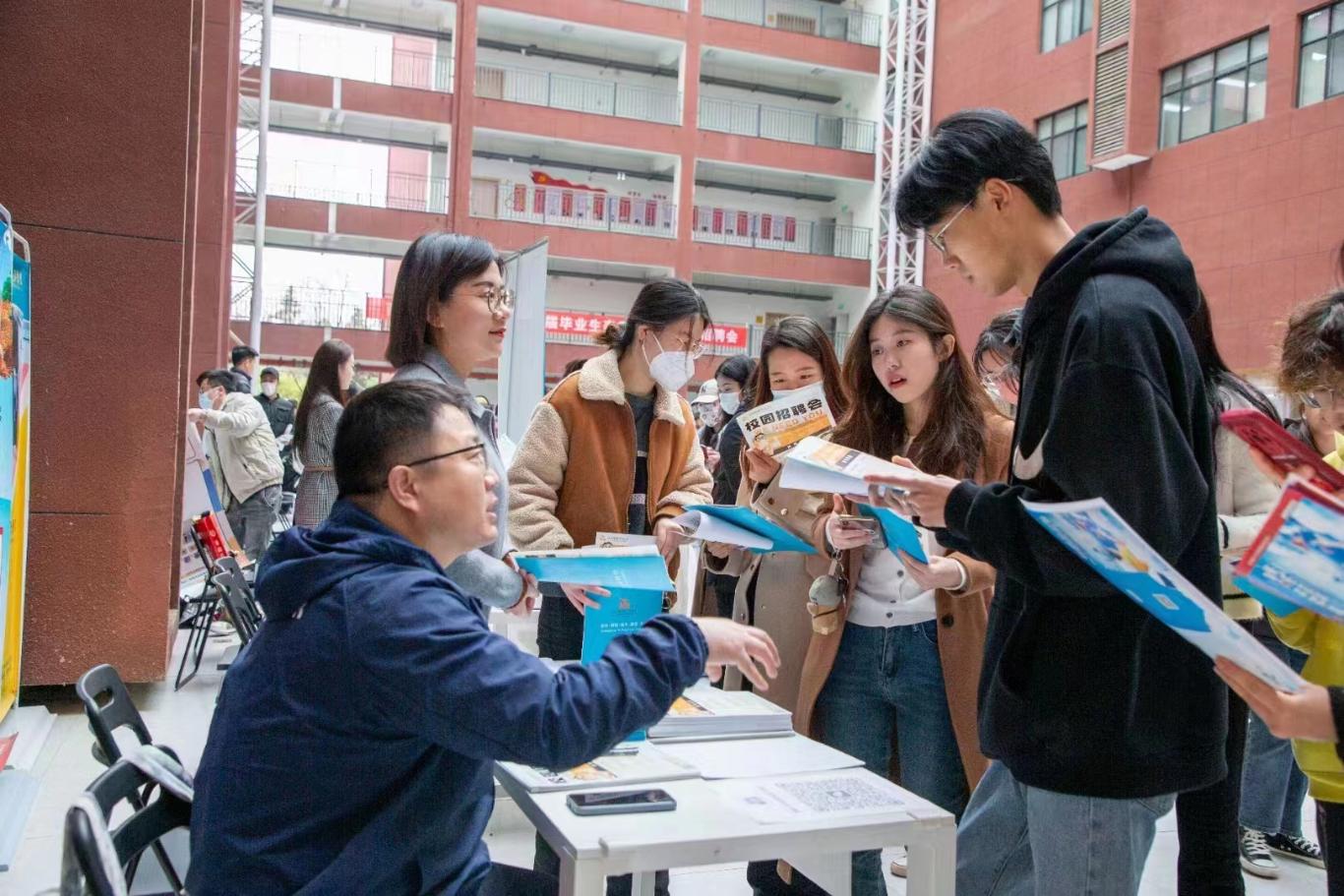 西安明德理工學(xué)院多措并舉促就業(yè)