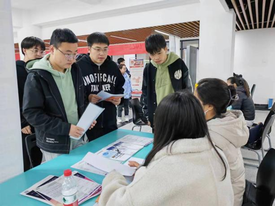 穩(wěn)就業(yè) 謀合作 促供需 西安明德理工學院舉辦西安市高新區(qū)人才引進專場招聘會