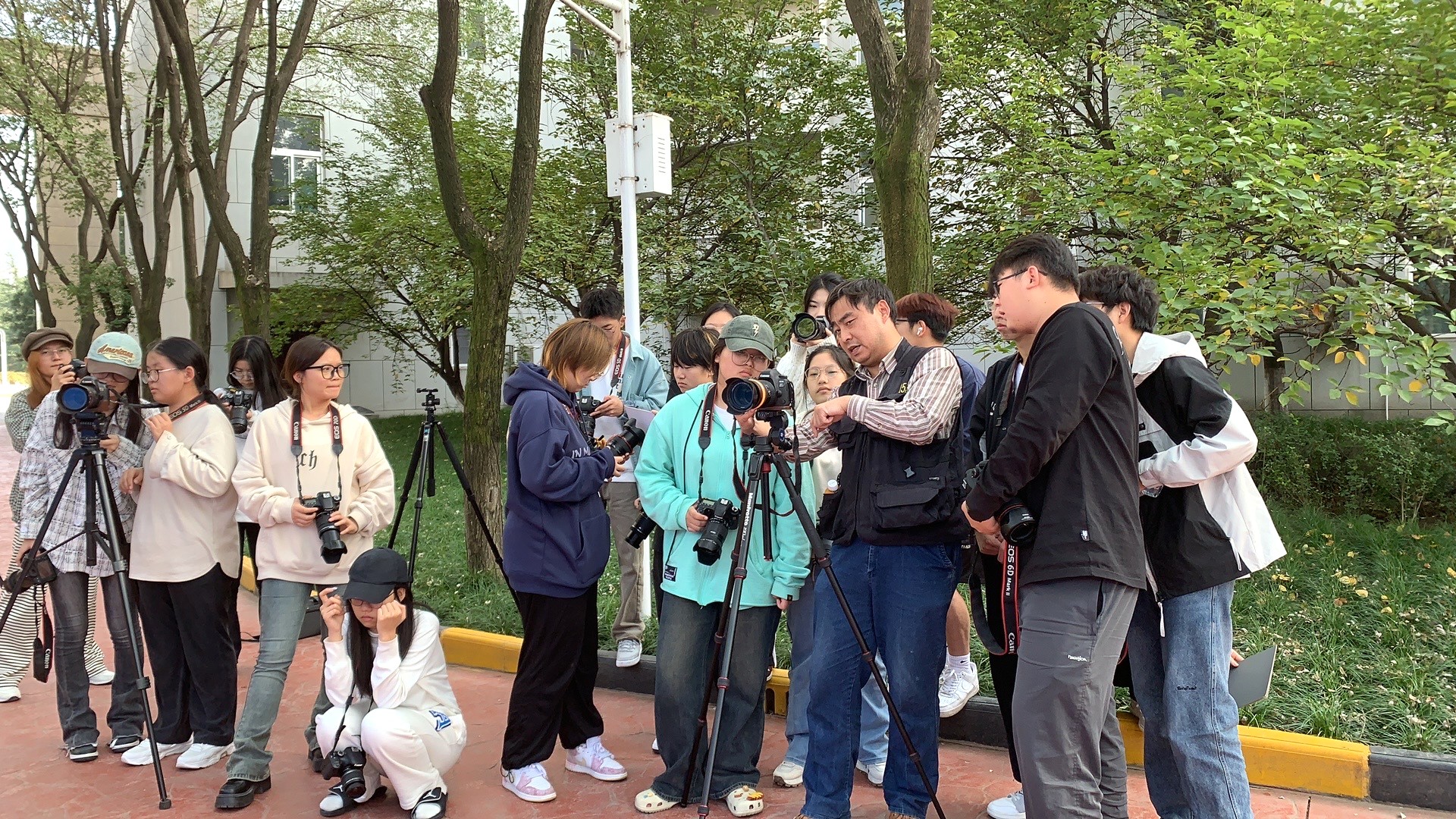 絢爛五月 揚帆奮進——西安明德理工學院喜獲佳績 圓滿召開2024年民辦高校圖書館論壇