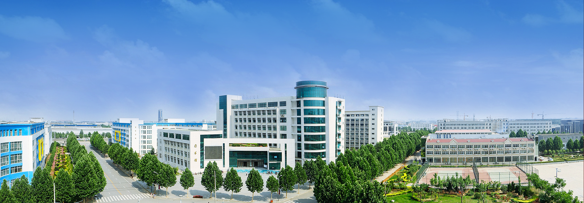 與中國民辦高校先行者同行 共赴教育高質(zhì)量發(fā)展新未來——集團董事局主席、總裁袁漢源先生率團赴黃河科技學(xué)院考察交流