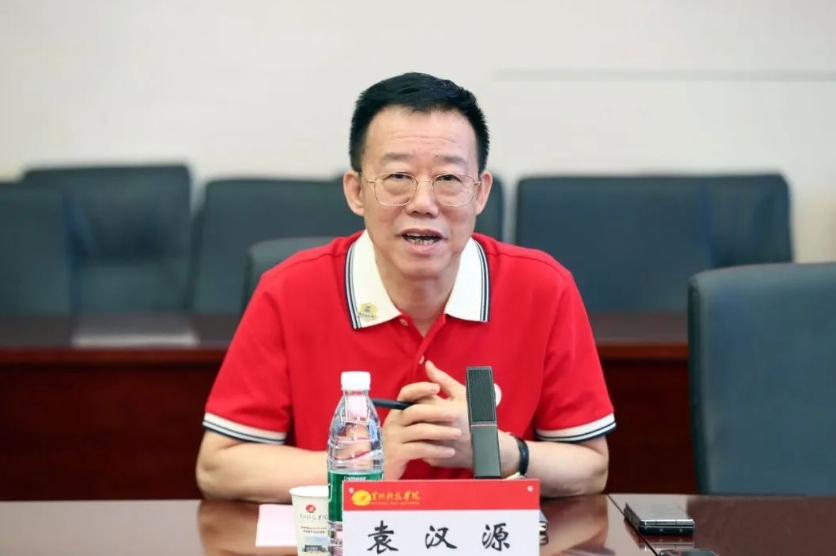 與中國民辦高校先行者同行 共赴教育高質(zhì)量發(fā)展新未來——集團董事局主席、總裁袁漢源先生率團赴黃河科技學(xué)院考察交流