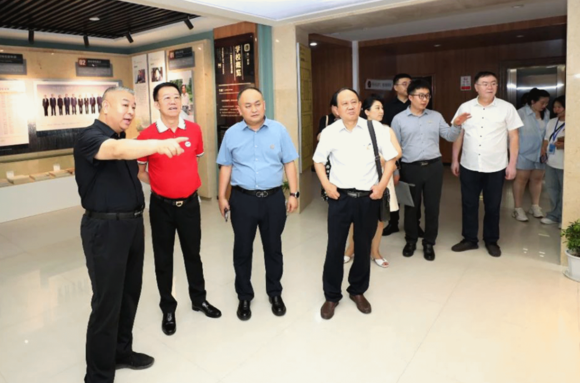 與中國民辦高校先行者同行 共赴教育高質(zhì)量發(fā)展新未來——集團董事局主席、總裁袁漢源先生率團赴黃河科技學(xué)院考察交流