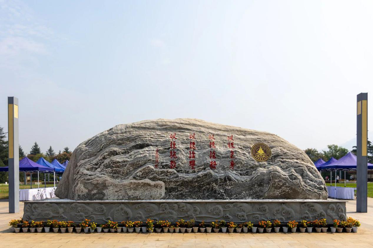 新氣象 新起點 西安明德理工學(xué)院新學(xué)期起航 新校徽正式啟用