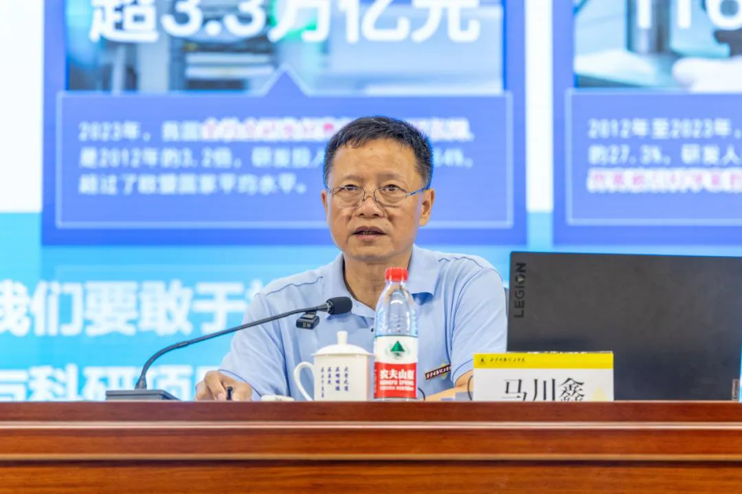 加強(qiáng)思政教育 砥礪奮斗精神 西安明德理工學(xué)院黨委書記馬川鑫為2024級新生講授入學(xué)教育課