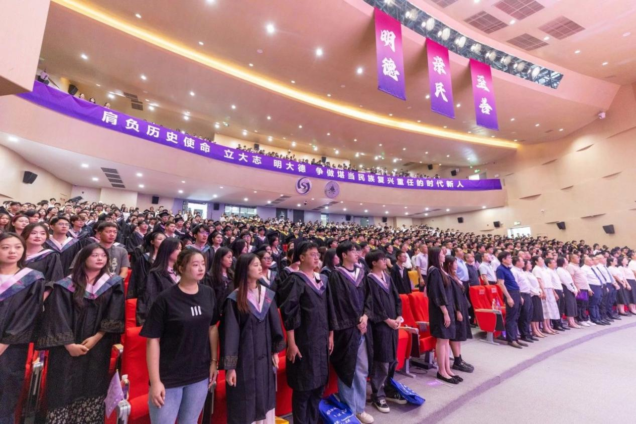 驪歌未散別情重 青春作伴赴星河——西安明德理工學(xué)院舉辦2025屆畢業(yè)典禮與歡送文藝晚會