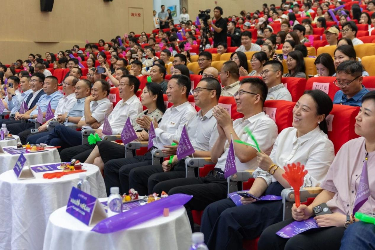 驪歌未散別情重 青春作伴赴星河——西安明德理工學(xué)院舉辦2025屆畢業(yè)典禮與歡送文藝晚會